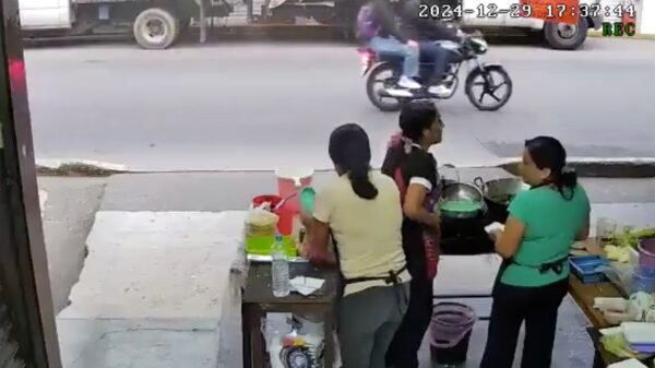 VIDEO: Mujer agrede a vendedora en Xalapa con aceite hirviendo ¿por qué?