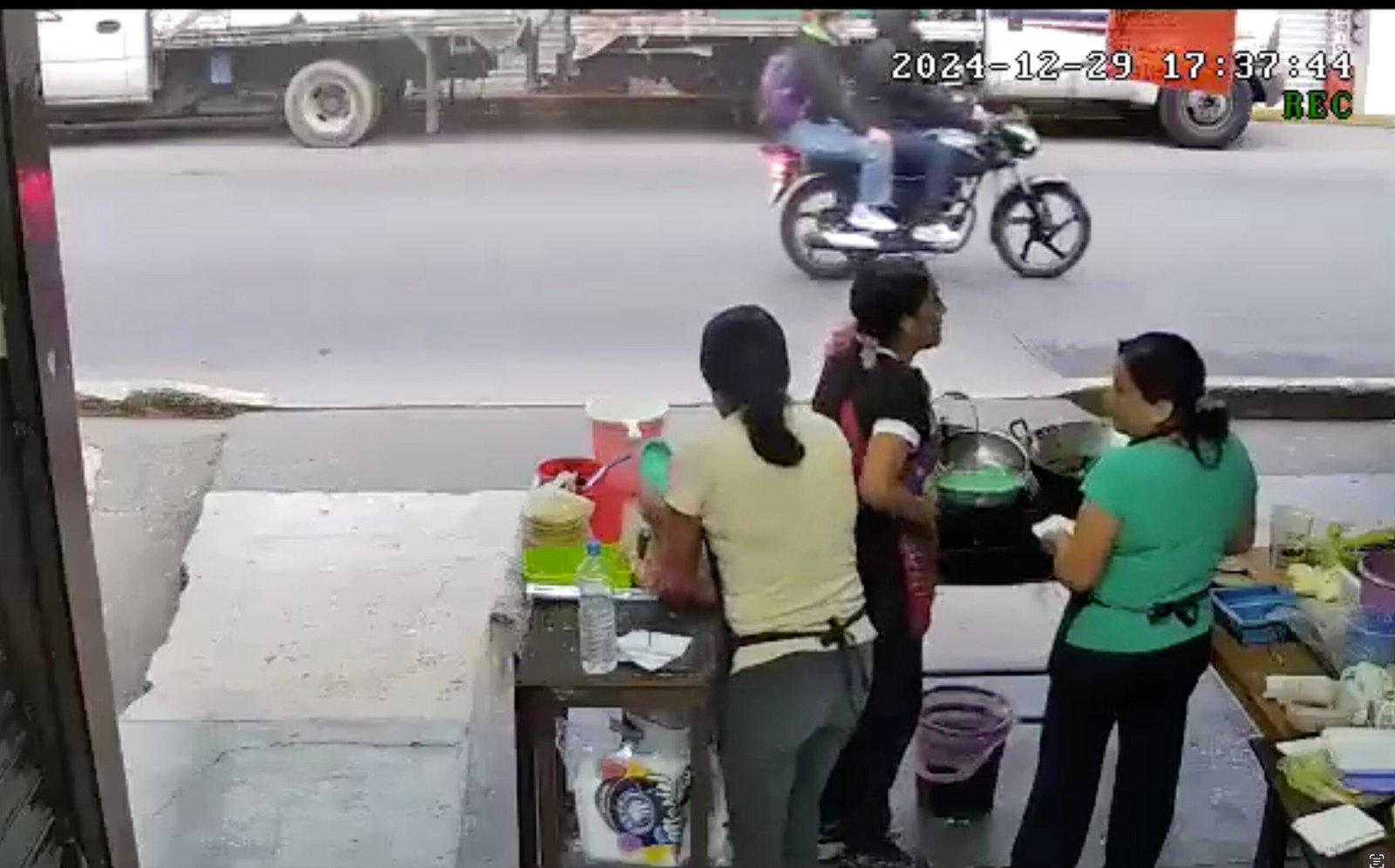 VIDEO: Mujer agrede a vendedora en Xalapa con aceite hirviendo ¿por qué?