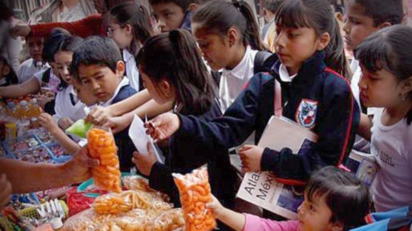 Prohibición de comida chatarra en escuelas: un paso hacia una infancia más saludable