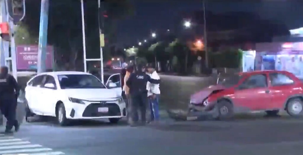 Un aparatoso choque deja dos heridos en calles de la CDMX - México Ya