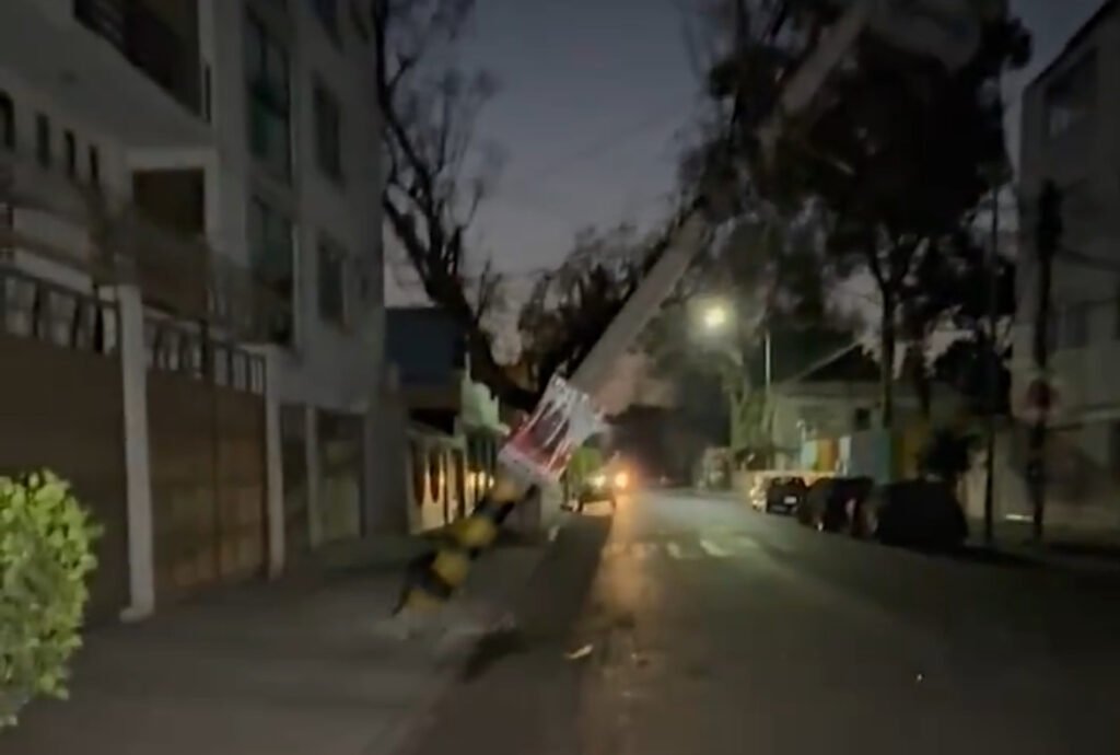 Camioneta choca contra un poste y deja sin electricidad a una colonia ...
