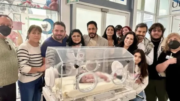 Aislinn Derbez culpa a José Eduardo por no asistir al bautizo de su hija