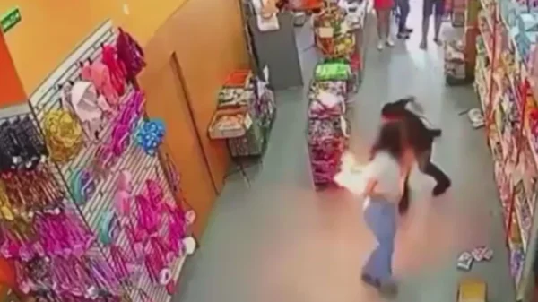 VIDEO: Celular explota en la bolsa trasera de una joven en Brasil