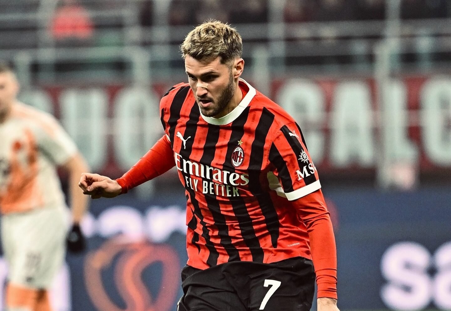 VIDEO: ¡Santiago Gimenez falla penal y condena al Milan a la derrota!