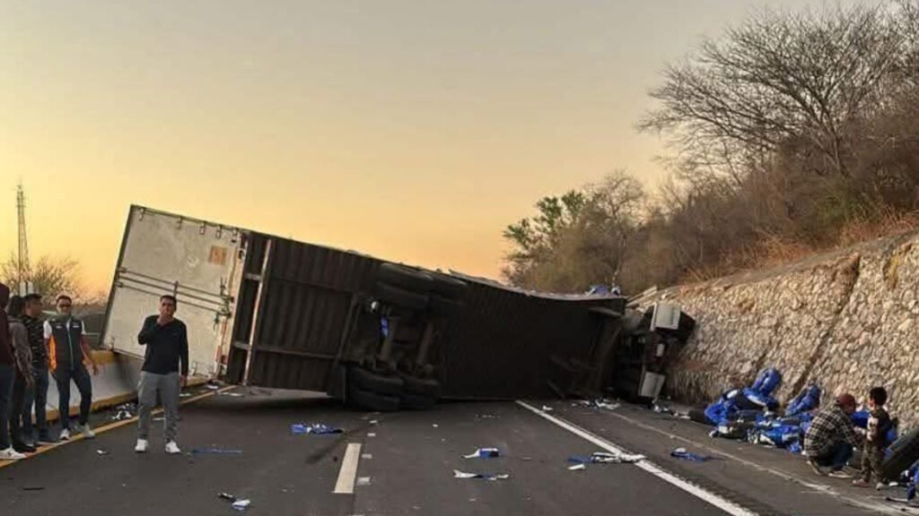 Tráiler se voltea en la autopista del Sol; hay un herido - México Ya