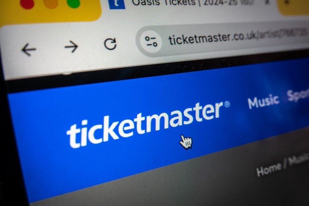 Trump y Ticketmaster firman orden ejecutiva contra altos precios en boletos de conciertos