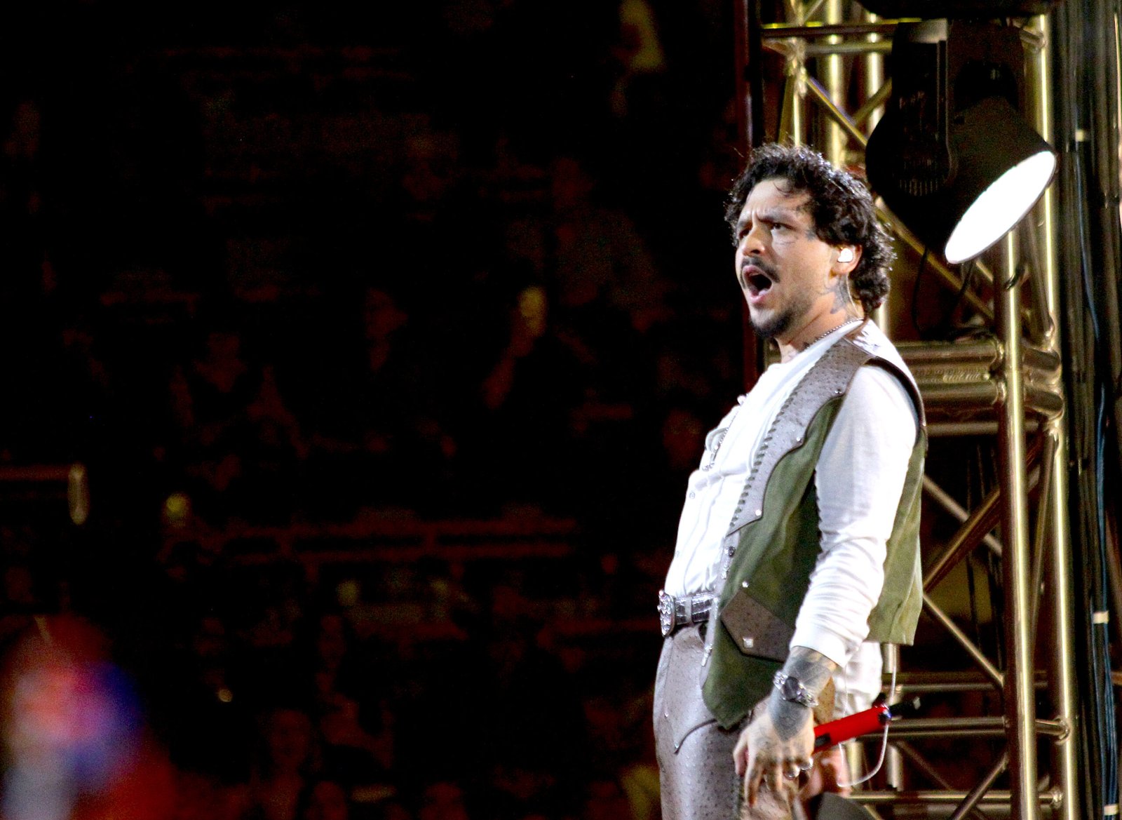 Christian Nodal pasó incómodo momento y se arrepintió de dejar propina