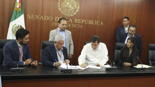 Fernández Noroña acepta disculpa pública de Carlos Velázquez tras incidente en el AICM