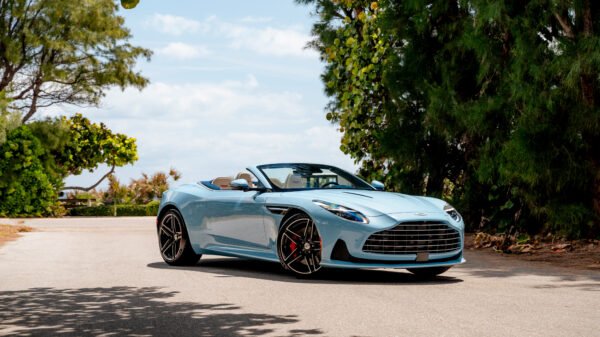 Aston Martin presenta DB12 Volante inspirado en Palm Beach
