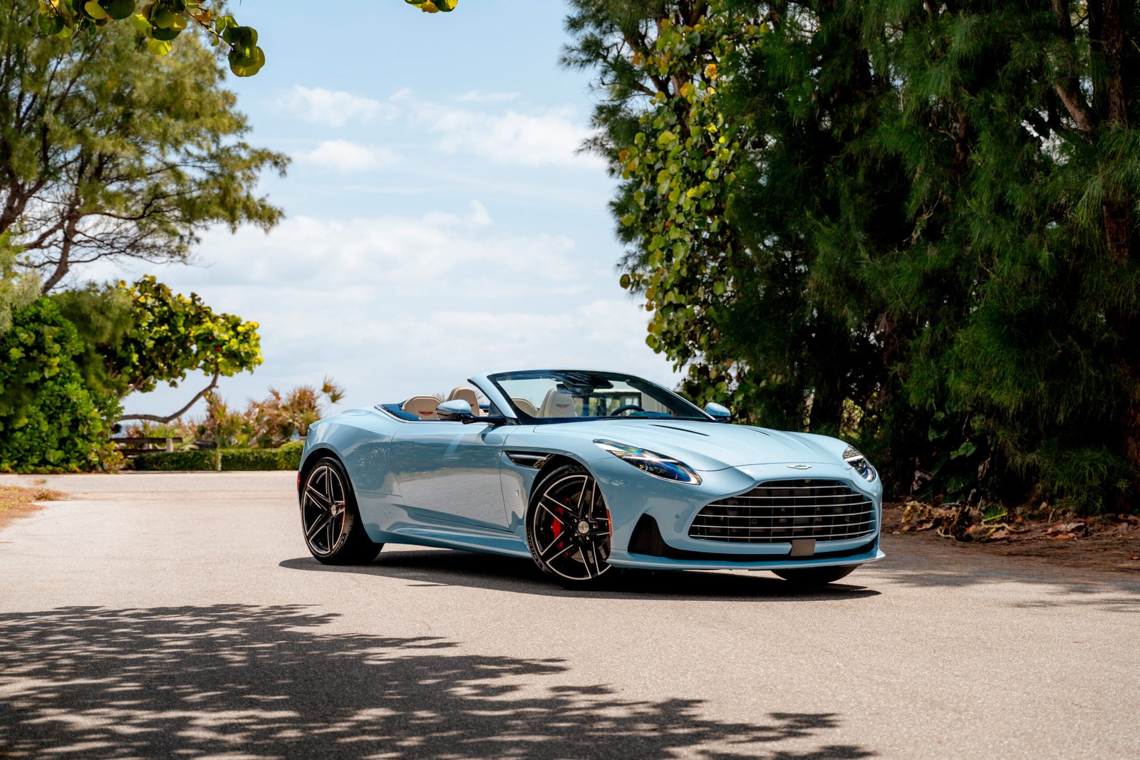 Aston Martin presenta DB12 Volante inspirado en Palm Beach