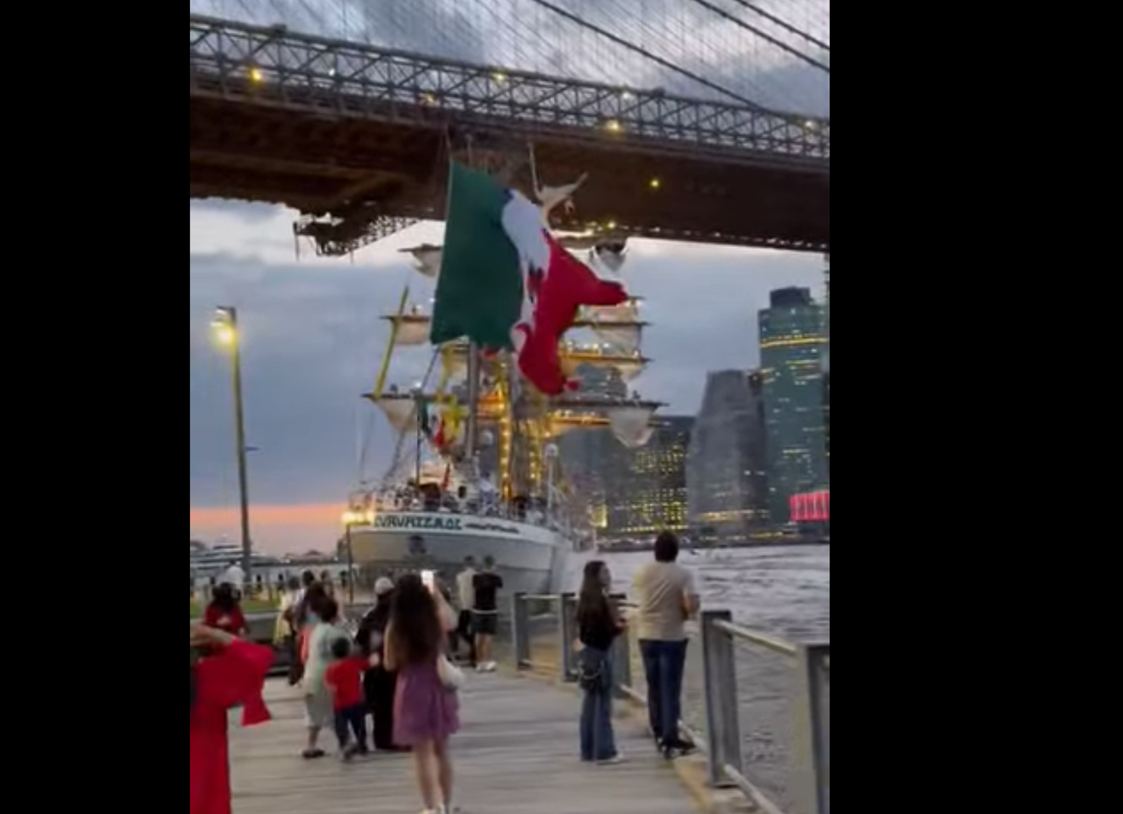 VIDEO: Barco choca contra el Puente de Brooklyn: Alarma en Nueva York