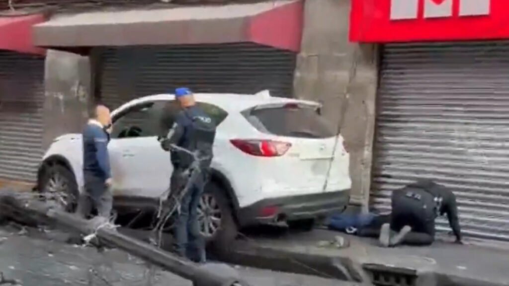Mujer pierde en control de su auto, atropella a un motociclista y se ...