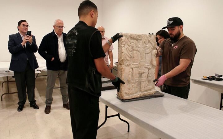 Entregan a México un fragmento de un panel maya en Estados Unidos
