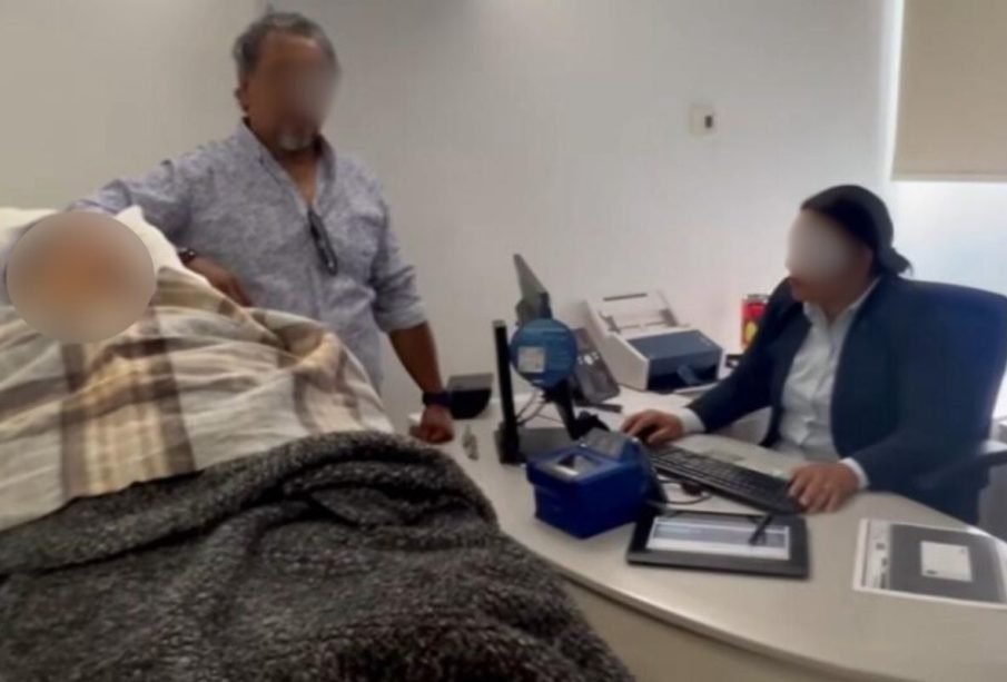 BBVA Bancomer obliga a mujer de 96 años a ir a sucursal en camilla (VIDEO)
