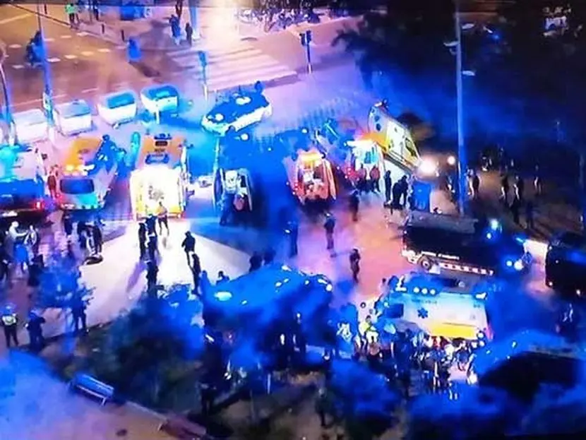VIDEO: Mujer atropella a aficionados afuera del estadio en Barcelona