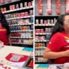 Cajera de OXXO llama "ratero" a cliente por abrir un refresco antes de pagarlo y desata polémica en TikTok