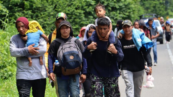 100 migrantes arrestados deja redada “masiva” de ICE