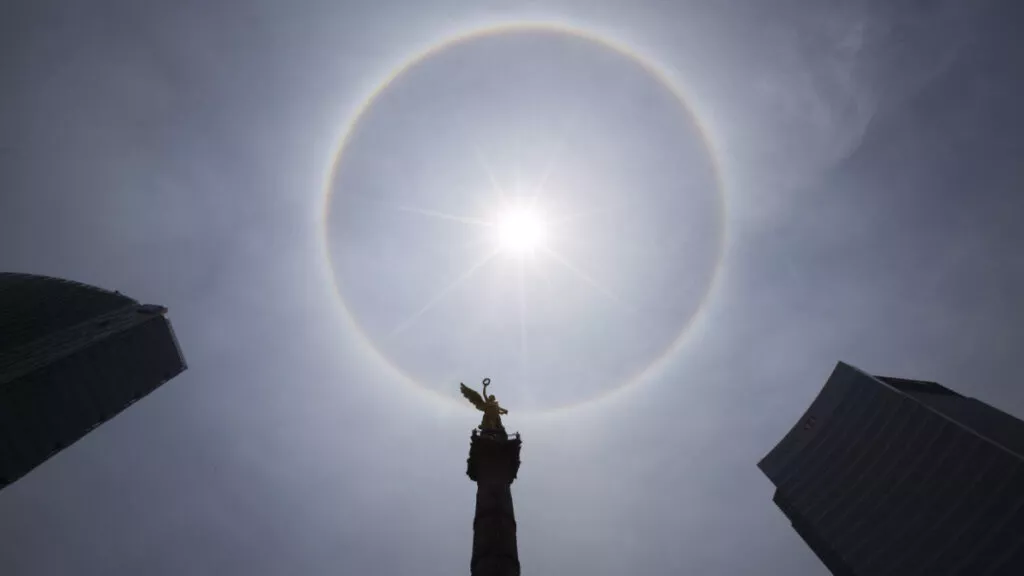 Halo solar deslumbra a miles de capitalinos