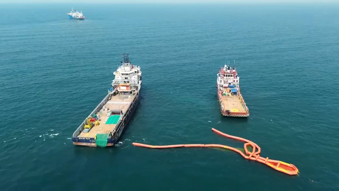 Derrame de Pemex tiñe de negro la costa de Tabasco afectando a comunidades pesqueras