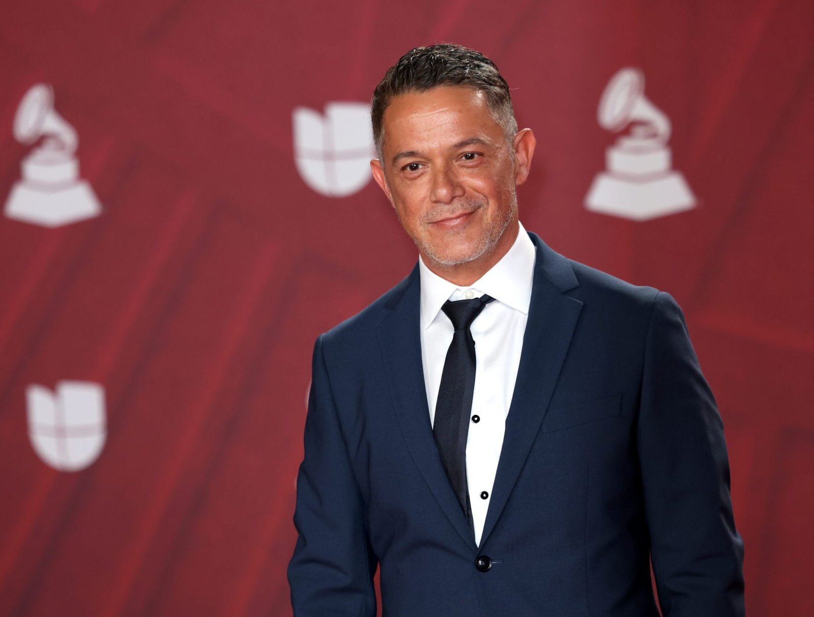 Alejandro Sanz responde a fan que lo acusó de tener una relación con ella