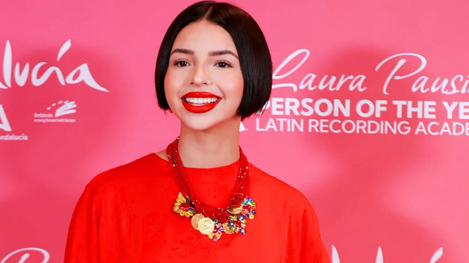 Accidente de Ángela Aguilar en tacones se vuelve viral y desata críticas en redes sociales
