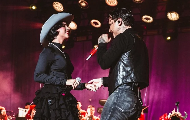 ¿Un pellizquito en pleno show? Ángela Aguilar y Nodal protagonizan momento viral en el escenario