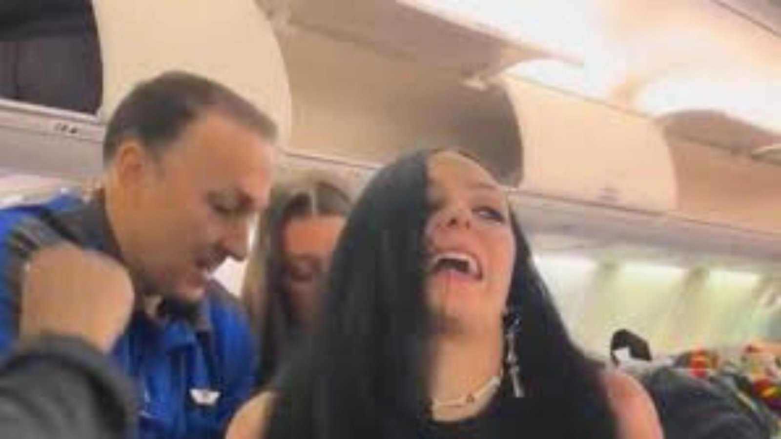 Diseñadora famosa es arrestada tras escándalo en pleno vuelo