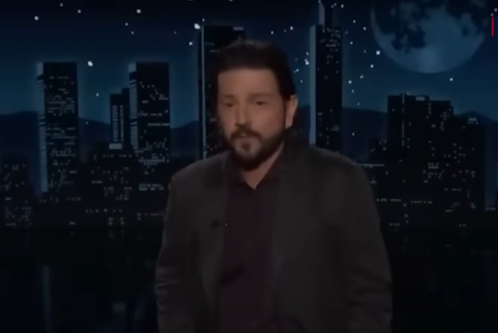 Diego Luna manda contundente mensaje pro migrantes en el programa de Jimmy Kimmel