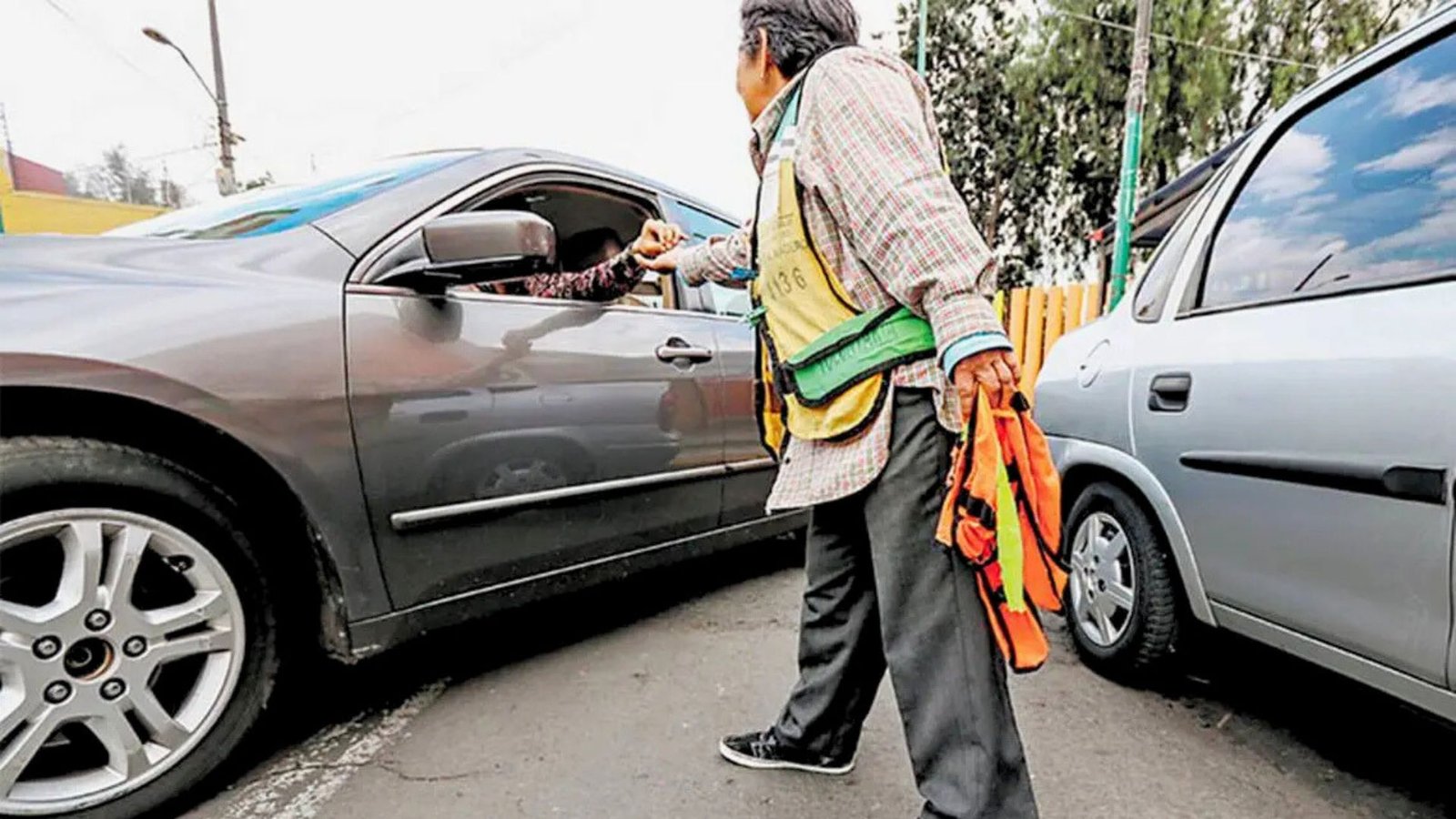 CDMX buscará arrestar a franeleros que aparten lugares en la vía pública