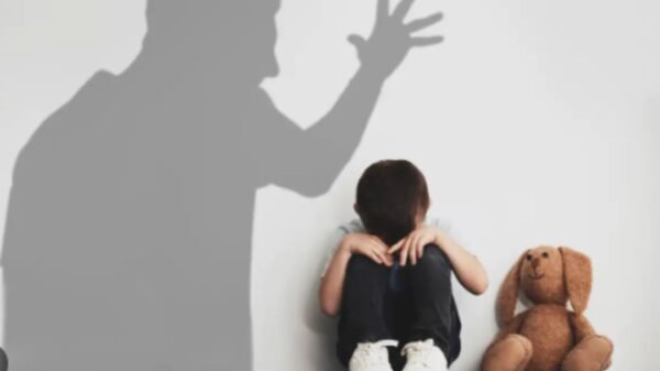 Padre enloquece y ahorca a niño de 4 años durante festival escolar en Brasil