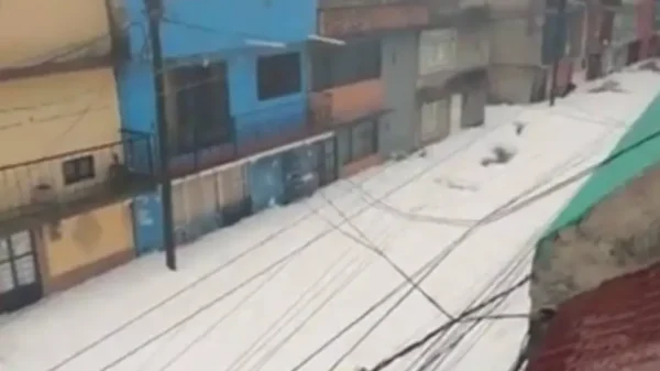 ¡No es nieve, es espuma de aguas negras! Presa en Naucalpan se desborda y afecta viviendas (VIDEO)
