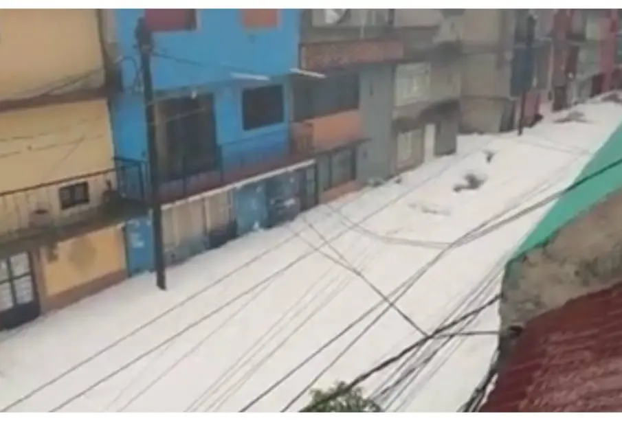 ¡No es nieve, es espuma de aguas negras! Presa en Naucalpan se desborda y afecta viviendas (VIDEO)