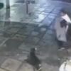 un hombre sin hogar le quita su cobija a un lomito de la calle y desata indignación