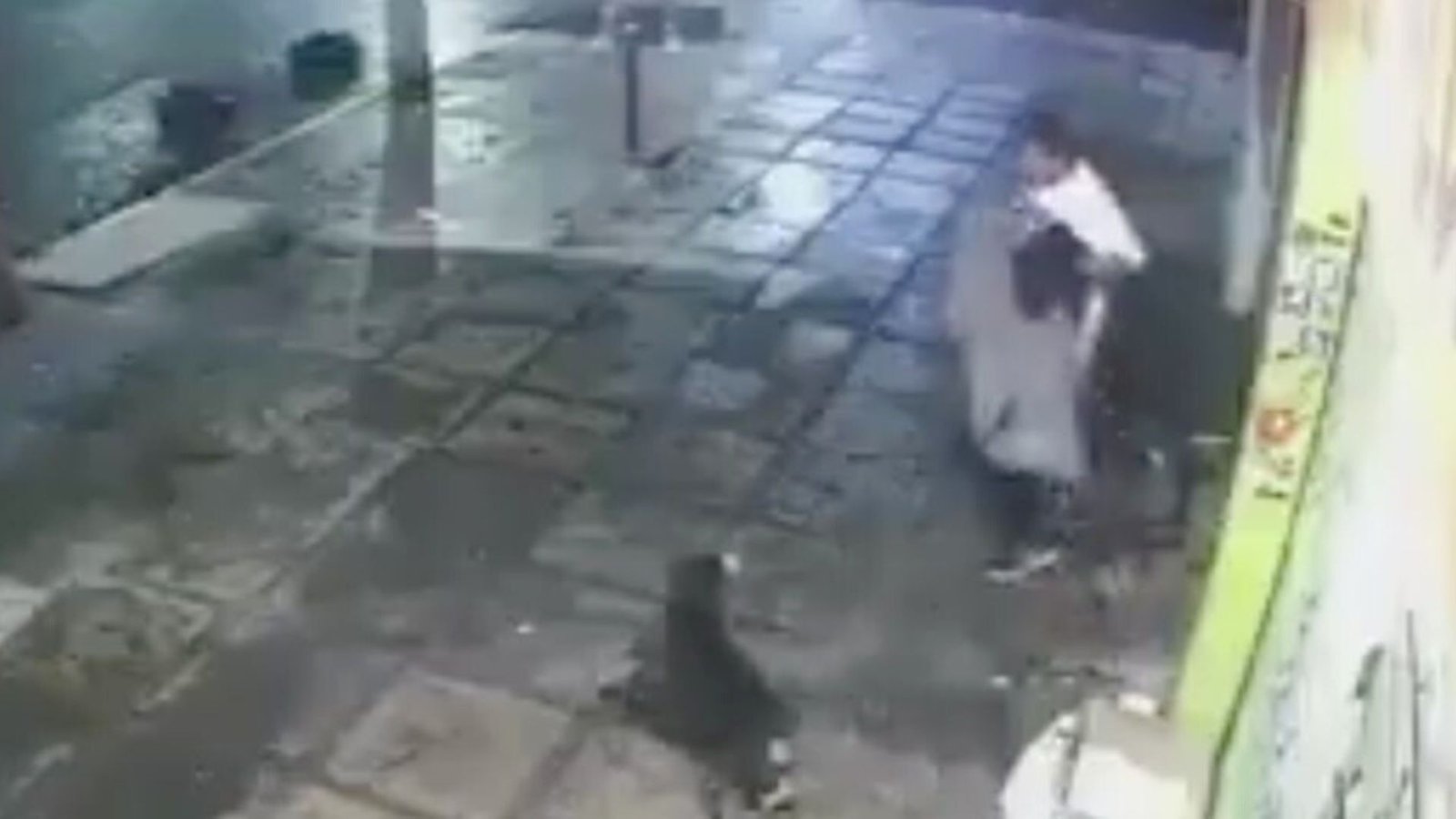un hombre sin hogar le quita su cobija a un lomito de la calle y desata indignación