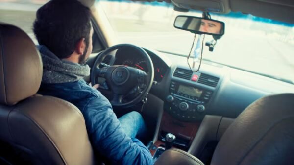 Mujer acusa a chofer de Uber de acoso por mirarla por el retrovisor