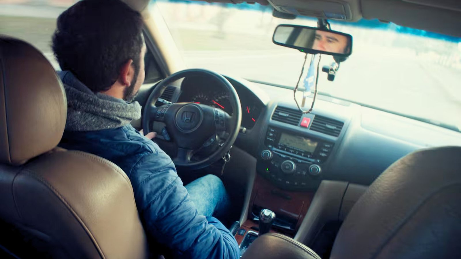Mujer acusa a chofer de Uber de acoso por mirarla por el retrovisor