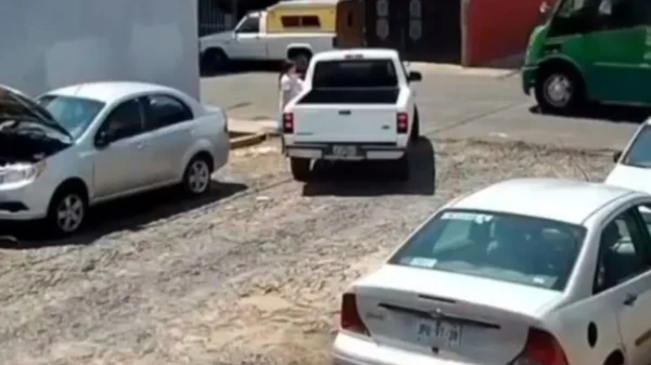 Video: Conductor acosa a niña en la calle y luego la atropella