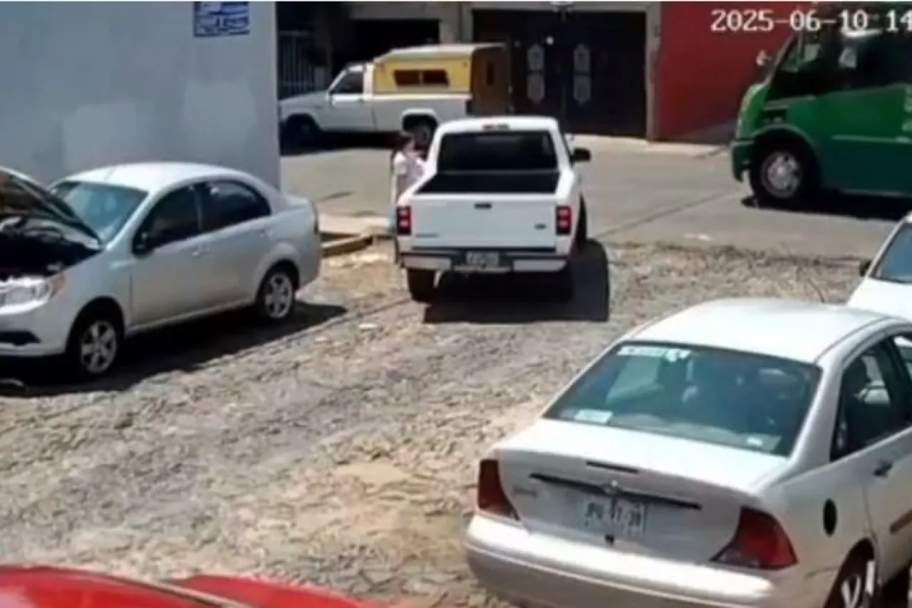 Video: Conductor acosa a niña en la calle y luego la atropella