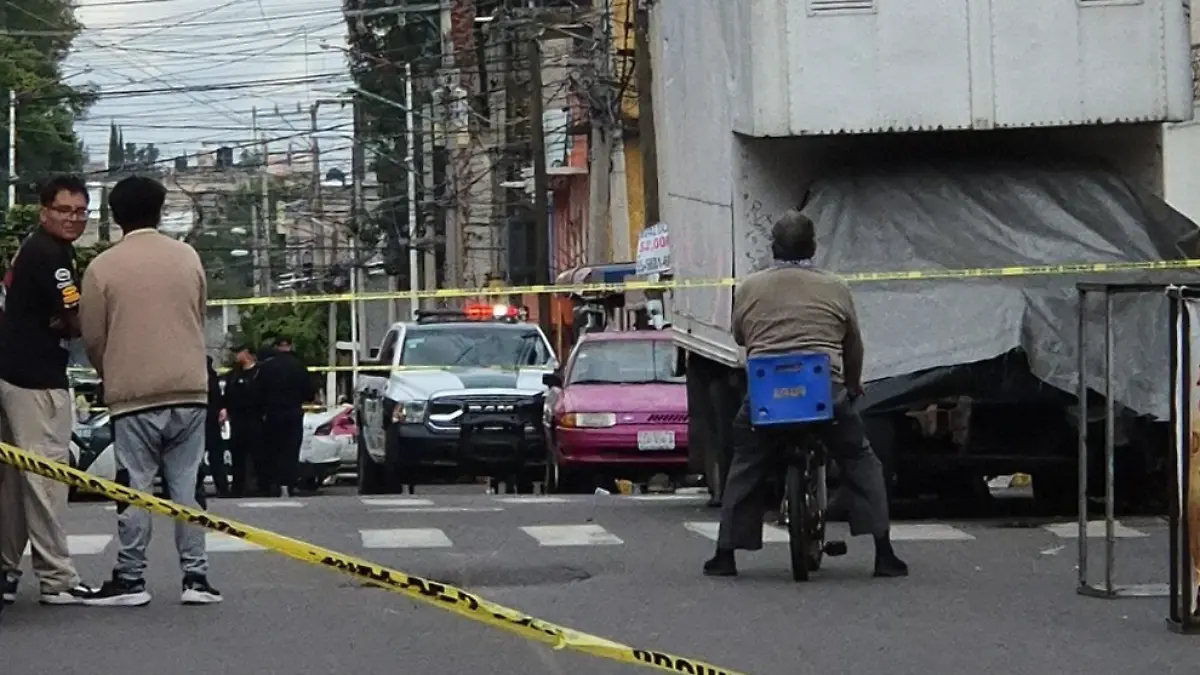 Ejecutan a joven a plena luz del día en calles de Tláhuac con siete disparos
