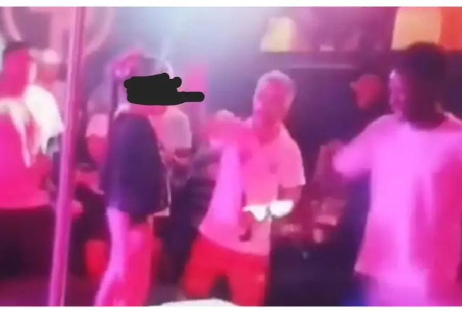 Indigna video de niña bailando junto a un tubo en club nocturno de Veracruz