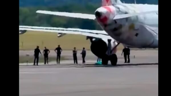 Hombre pierde la vida al acercarse a motor de avión en Milán