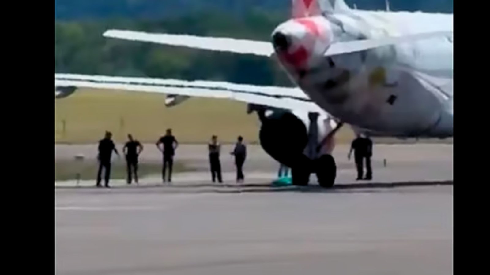 Hombre pierde la vida al acercarse a motor de avión en Milán