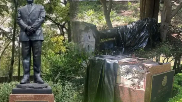 Cae escultura de Felipe Calderón en Los Pinos… fue un árbol de 20 metros