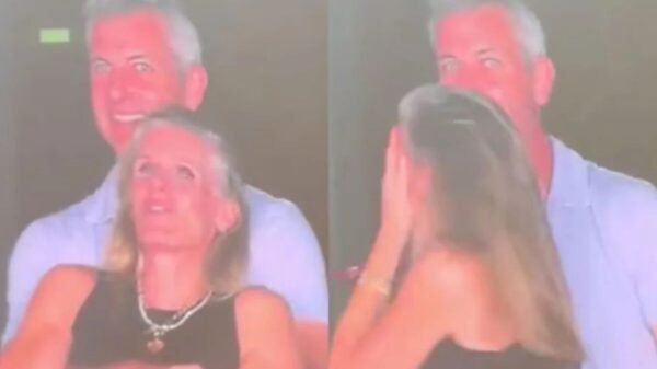 CEO es exhibido con su amante durante show de Coldplay