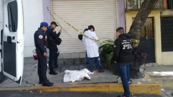 Joven abandona feto de 8 meses en jardinera de Tlalpan; lo captan cámaras