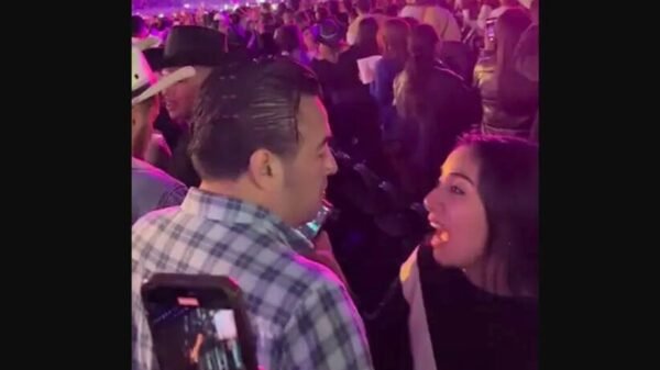 Hombre es sorprendido enviando audios a su amante durante show de Grupo Firme