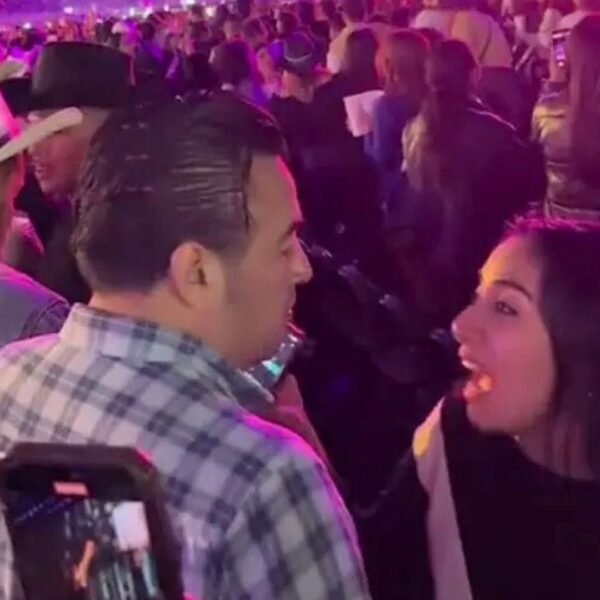 Hombre es sorprendido enviando audios a su amante durante show de Grupo Firme