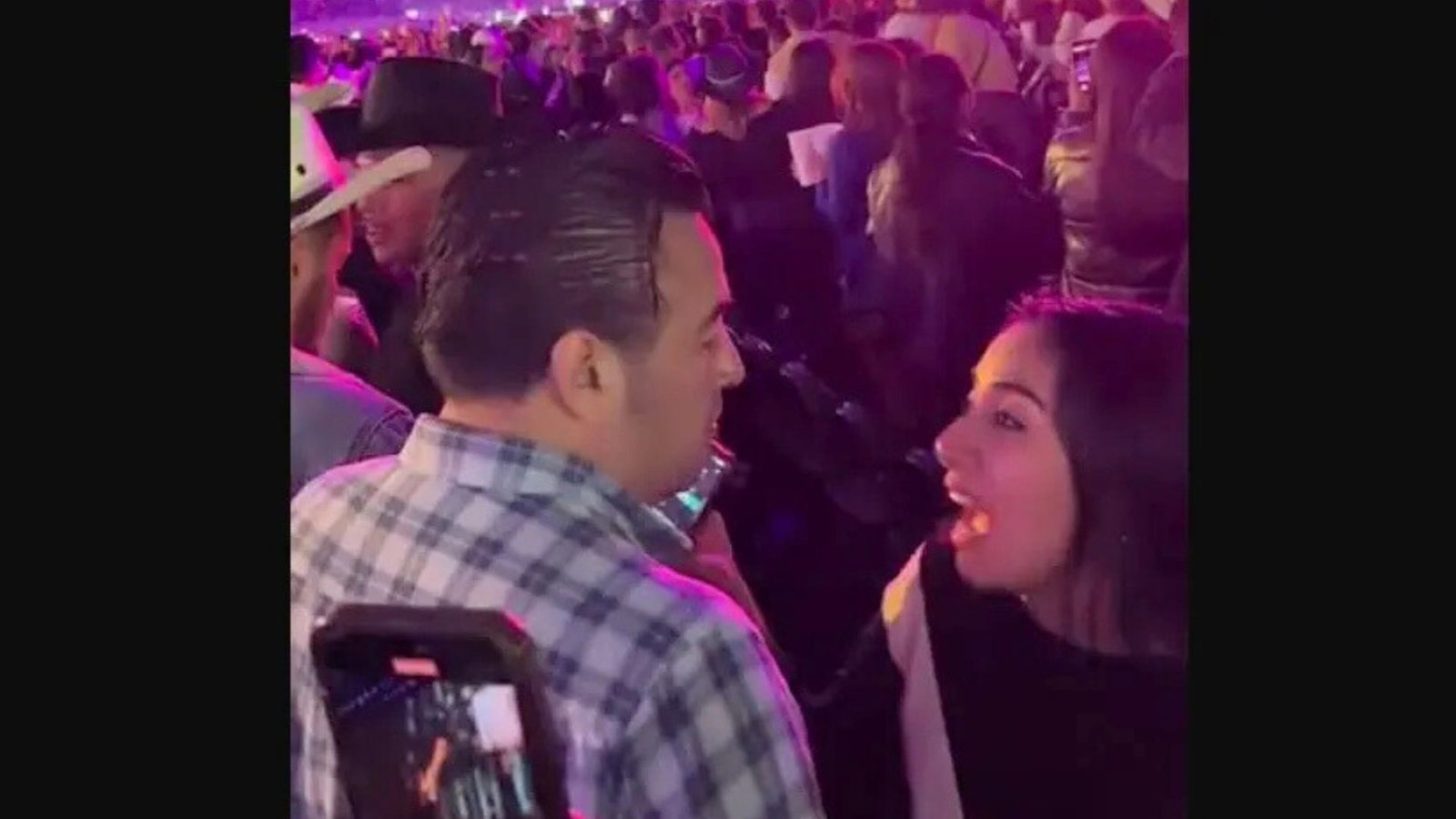Hombre es sorprendido enviando audios a su amante durante show de Grupo Firme