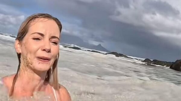 Video: Influencer nada entre “espuma marina” que en realidad son aguas negras