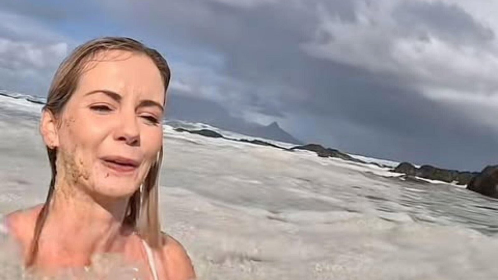 Video: Influencer nada entre “espuma marina” que en realidad son aguas negras